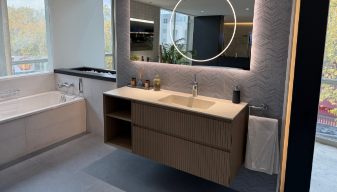 Mueble de baño de contrachapado en espacio con cambios de temperatura